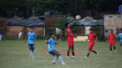 Persigala (Garung Lor) vs Lawet FC (Loram Wetan) saat bertanding di Lapangan Gelora Buri Kios Desa Garung Lor, Kecamatan Kaliwungu, Kabupaten Kudus, Sabtu (8/6/2024).