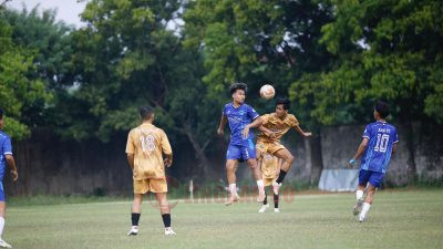 PS Klumpit saat bertanding melawan AMN FC di Lapangan Djambu Bol Desa Ngembalrejo, Kecamatan Jati, Kabupaten Kudus, Minggu (9/6/2024).
