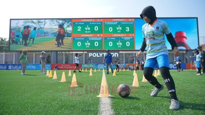 Seorang siswi menunjukan ketangkasannya dalam MilkLife Soccer Challenge-Kudus Series 2 2024 di Supersoccer Arena Rendeng, Kudus, Jumat (14/6/2024). Foto: Istimewa.