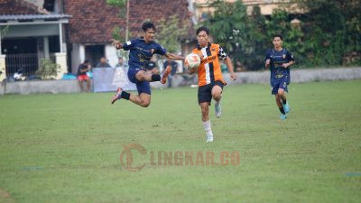 PSB Bacin (Bacin) saat bertanding melawan Persilo (Loram Kulon) dalam Sukun U23 League Pekan Ketujuh di Lapangan Desa Bacin, Kecamatan Bae, Kabupaten Kudus, Kamis (13/06/24). Foto: Istimewa.