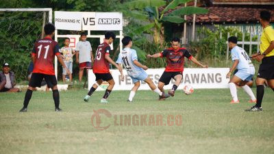 Pedawang FC saat melawan AMN FC (Ngembalrejo) dalam Sukun U23 League di Lapangan Desa Pedawang, Kecamatan Bae, Kabupaten Kudus, Jumat (14/06/24). Foto: Istimewa.