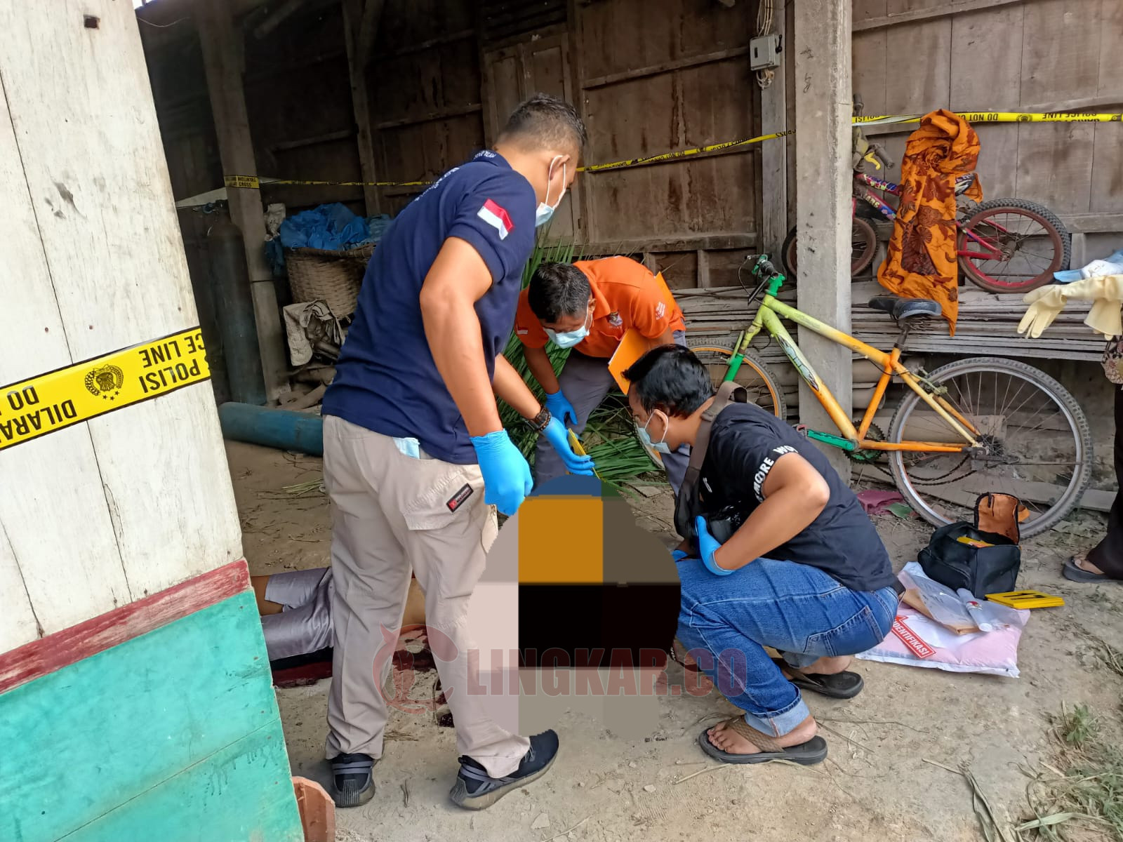 Aparat kepolisian melakukan olah TKP, Selasa (27/2024). Foto: Istimewa.
