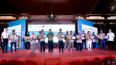 PT Djarum secara simbolis menyerahkan bantuan RSLH kepada para penerima di Pendopo Kabupaten Kudus, Rabu (10/7/2024). Foto: Istimewa.