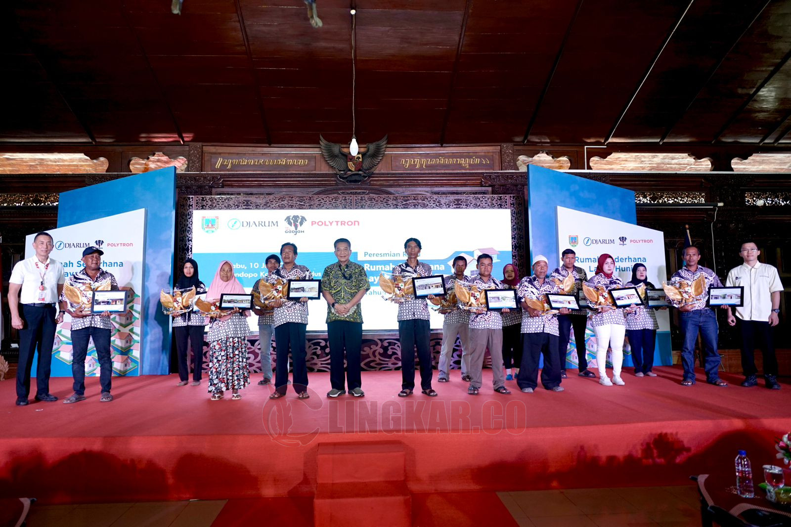 PT Djarum secara simbolis menyerahkan bantuan RSLH kepada para penerima di Pendopo Kabupaten Kudus, Rabu (10/7/2024). Foto: Istimewa.