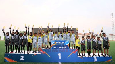 Para juara dalam MilkLife Athletics Challenge 2024 saat naik ke podium di Supersoccer Arena, Rendeng, Kudus pada Kamis (11/7/2024). Foto: Istimewa.