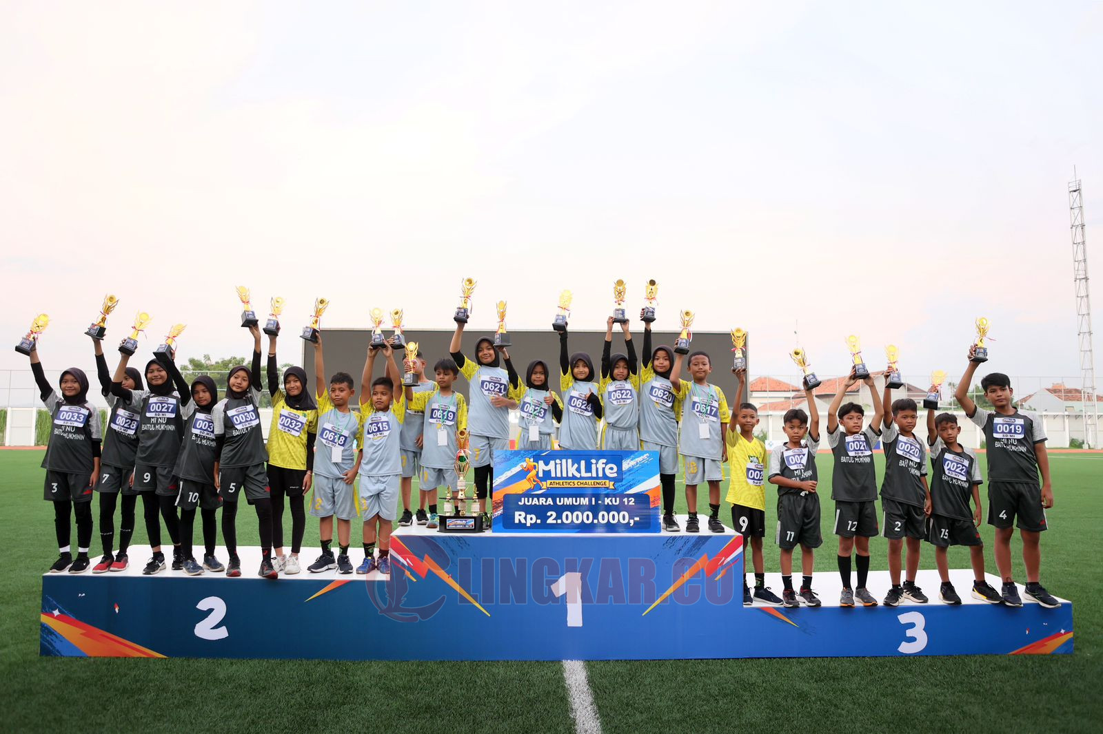Para juara dalam MilkLife Athletics Challenge 2024 saat naik ke podium di Supersoccer Arena, Rendeng, Kudus pada Kamis (11/7/2024). Foto: Istimewa.