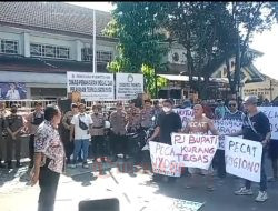 Demo Izin Karaoke di Kantor DPMPTSP Pati Diwarnai Aksi Ketegangan