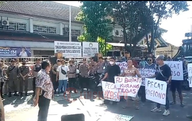 Demostrasi di depan Kantor DPMPTSP Kabupaten Pati, Selasa (9/7/2024). Foto: Miftahus Salam/Lingkar.co