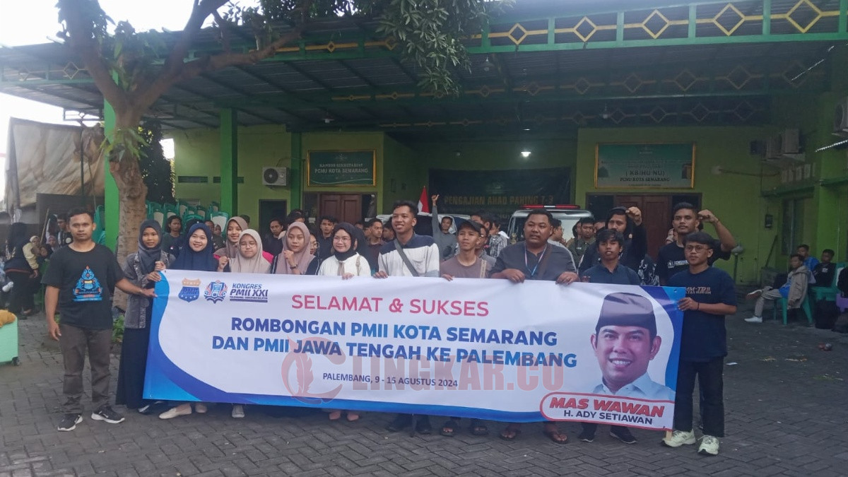 Delegasi Kongres PMII dari Kota Semarang dan Jawa Tengah berfoto bersama di area parkir PCNU Kota Semarang sesaat sebelum pemberangkatan. Foto: dokumentasi