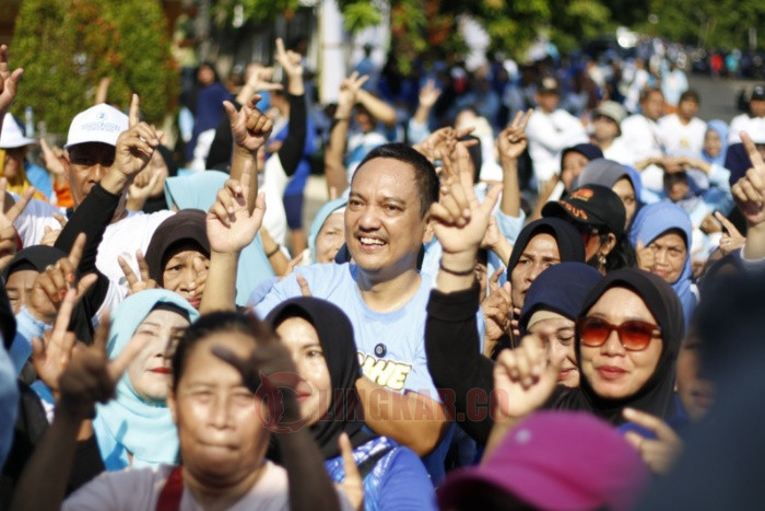 Calon Wali Kota Semarang, Yoyok Sukawi disambut warga saat menghadiri kegiatan senam bersama di Jalan Borobudur Utara Raya, Kelurahan Kembangarum, Kecamatan Semarang Barat, Minggu (27/10/2024). Foto: dokumentasi