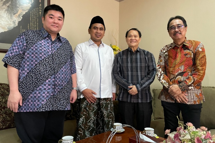 Calon Wakil Gubernur Jawa Tengah Taj Yasin Maimoen (Gus Yasin) mengunjungi Pdt. Obaja Tanto Setiawan, Gembala Sidang GBI Keluarga Allah, Widuran, Surakarta. Foto: dokumentasi