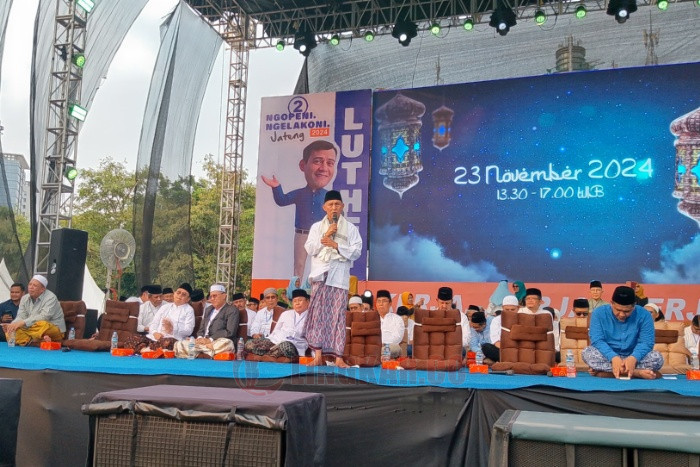 Pengasuh Pesantren Lirboyo Kediri, KH. Abdullah Kafa Bihi saat kegiatan Doa Bersama Untuk Jawa Tengah di lapangan Pancasila Simpang Lima Kota Semarang. Foto: Rifqi/Lingkar.co