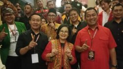 Cawalkot Semarang, Agustina Wilujeng Pramestuti berfoto bersama seusai mengikuti debat publik Pilwalkot Semarang. Foto: dokumentasi