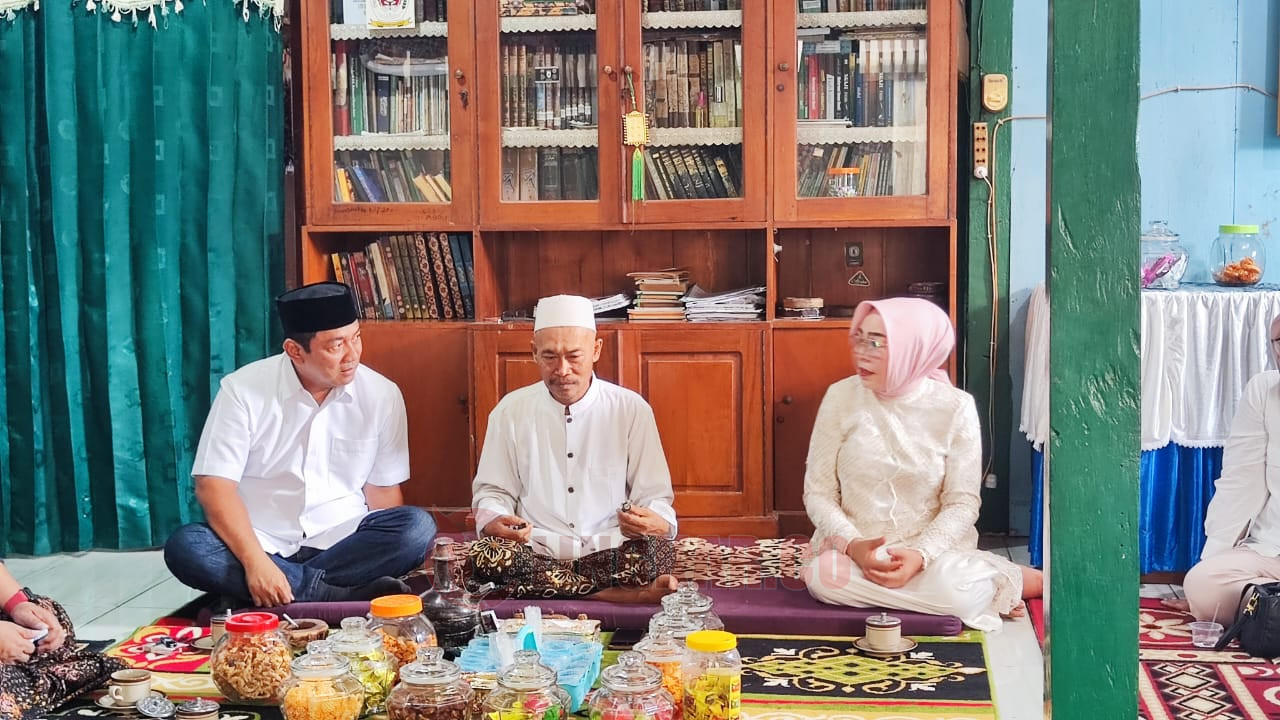 Hendrar Prihadi didampingi Ketua DPC PDI Perjuangan Grobogan Sri Sumarni saat di kediaman Ketua PCNU Grobogan Syarif Wan Fadhil Almusawi Alhasani di Desa Genuksuran, Kecamatan Purwodadi. Foto: Istimewa.