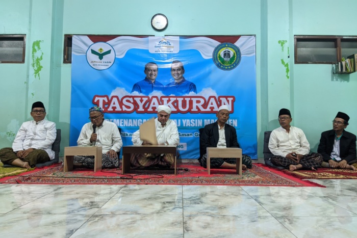 Pengasuh Ponpes Al Qur'an Dzauqal Furqon, KH Ichsan Turmudi AH saat menyampaikan sambutan dalam tasyakuran kemenangan Taj Yasin Maimoen. Foto: istimewa