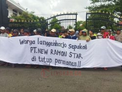 Demo di Depan Kantor Bupati Pati, Warga Tuntut PT New Ramon Star Ditutup Permanen