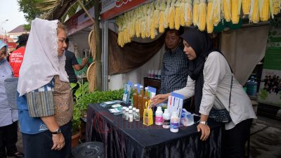 Wali Kota Semarang, Hevearita Gunaryanti Rahayu bersama salah satu pengusaha tani. Kharenrisma/Lingkar.co