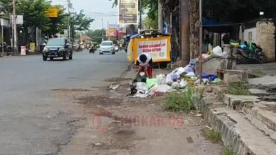 Salah satu tumpukan sampah di salah satu ruas jalan pasar Weleri Kendal. Foto: Yudi/Lingkar.co