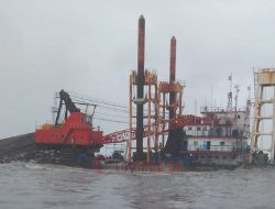 Gelombang Tinggi Akibat Angin Kencang, Dua Kapal Tongkang Kandas di Perairan Semarang