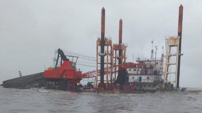 Dua KapalTongkang Kandas di Perairan Semarang/Lingkar.co
