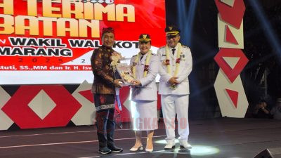 Foto : Wali Kota dan Wakil Wali Kota Semarang periode 2025-2030, Agustina Wilujeng Pramestuti dan Iswar Aminuddin serah terima jawabatan di kantor Balaikota Semarang. (dok Alan Henry)