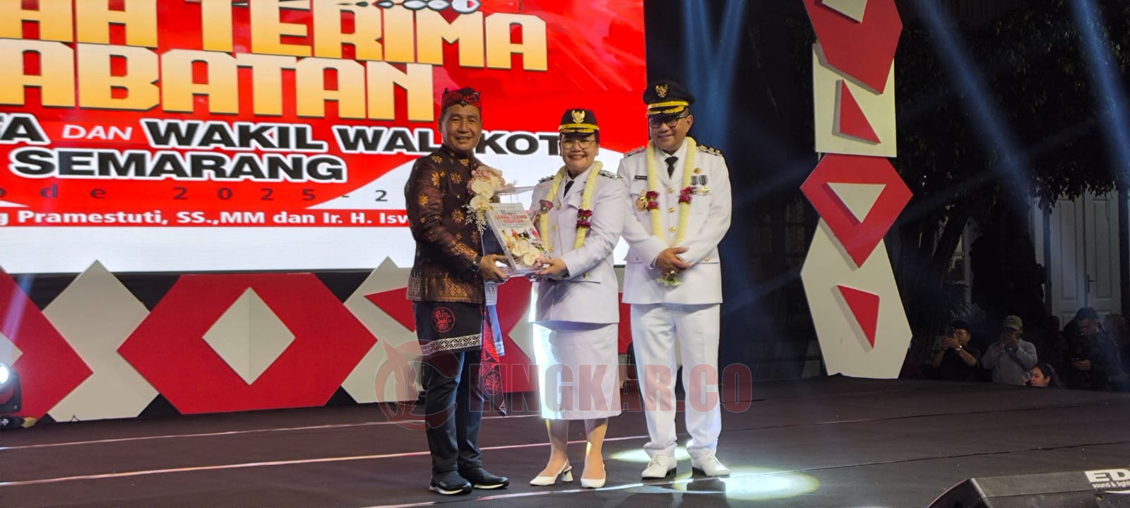 Foto : Wali Kota dan Wakil Wali Kota Semarang periode 2025-2030, Agustina Wilujeng Pramestuti dan Iswar Aminuddin serah terima jawabatan di kantor Balaikota Semarang. (dok Alan Henry)