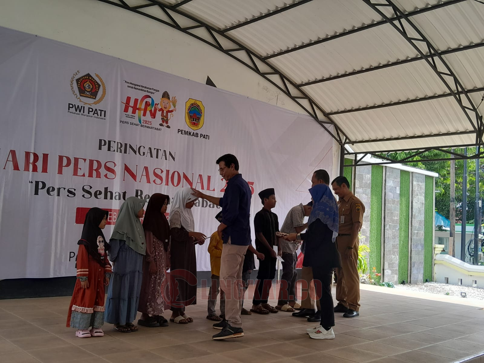 Momen PWI saat melakukan Santunan Kepada Anak Yatim. Miftah/Lingkar.co