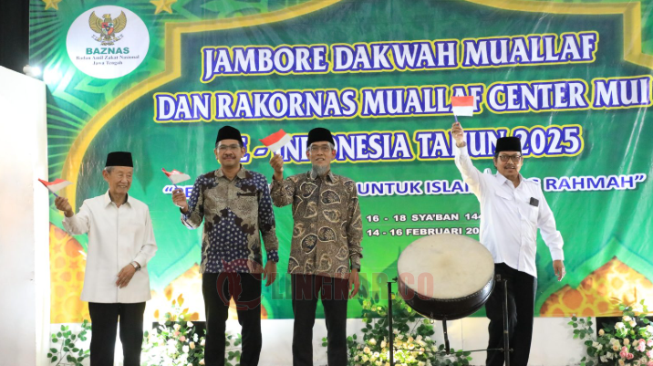 Sekretaris Daerah (Sekda) Jawa Tengah (Jateng) Sumarno (Dua kanan) bersama Ketua MUI Ahmad Daroji (Kiri). Kharen/Lingkar.co