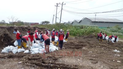 DPU Semarang siapkan sandbag antisipasi tanggul kritis. (dok Pemkot Semarang)