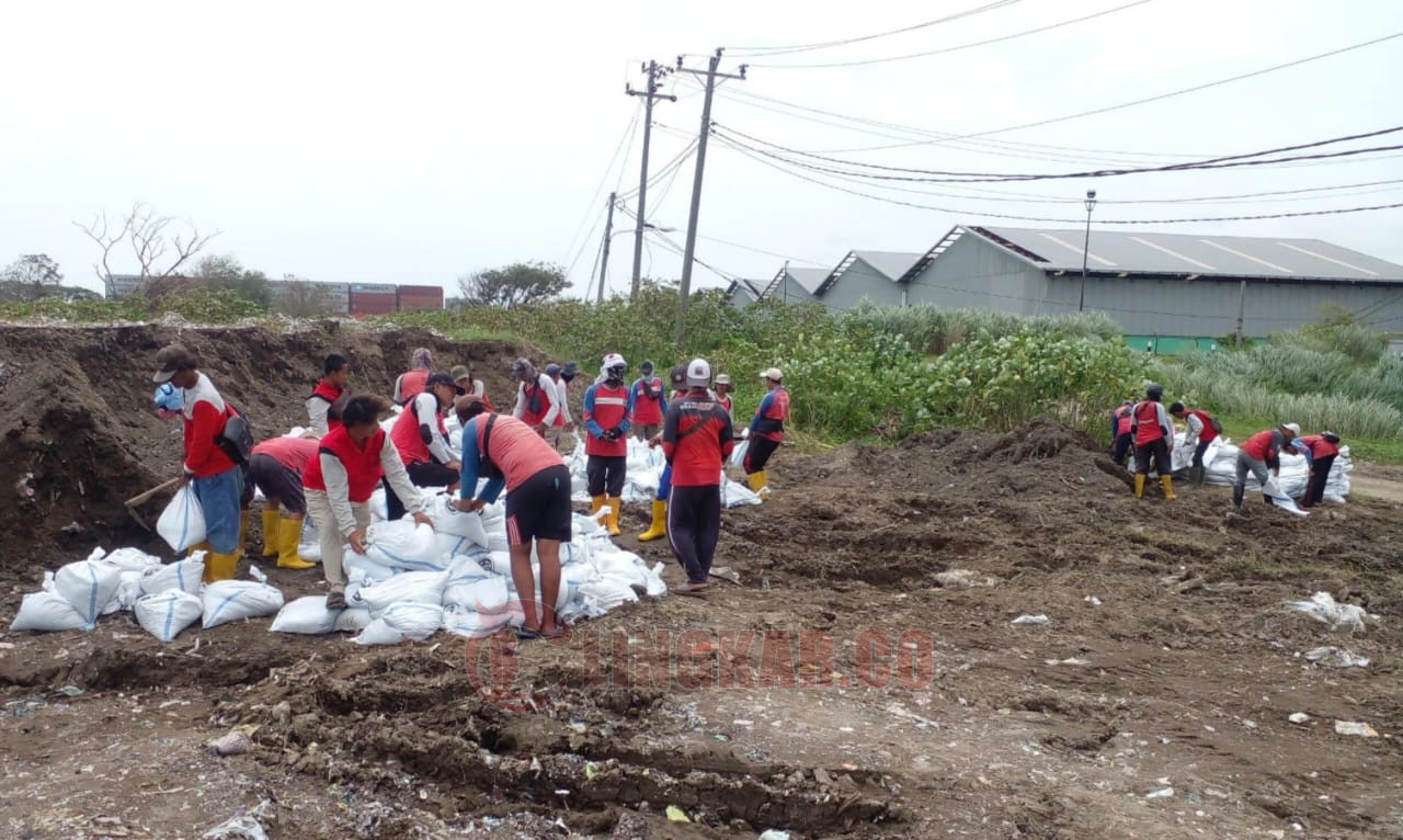 DPU Semarang siapkan sandbag antisipasi tanggul kritis. (dok Pemkot Semarang)