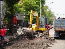 Perbaikan Jalan Depan Shelter BRT Pemuda Mulai Dikerjakan