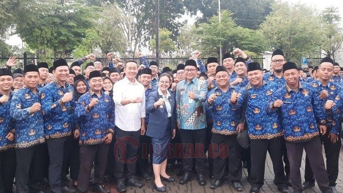 Wali Kota Semarang, Agustina Wilujeng Pramestuti bersama PPPK yang baru saja dilantik. (dok Pemkot Semarang)