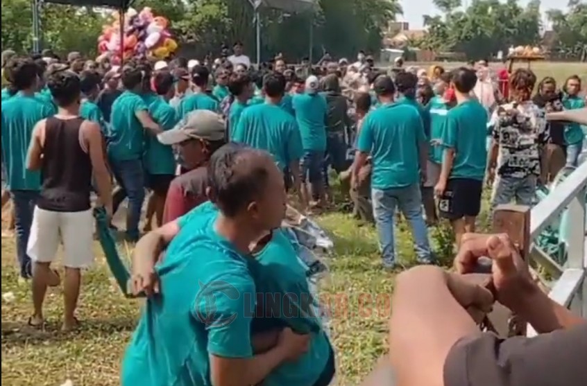 Potongan video pengeroyokan di Orkes Dangdut Sambilawang Pati. Foto: Istimewa.