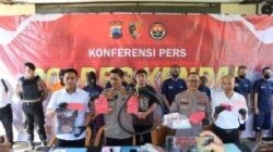Satreskrim Polres Kendal menunjukkan barang bukti pada pengungkapan kasus Kekerasan Seksual Anak. (dok Istimewa)