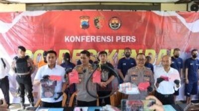 Satreskrim Polres Kendal menunjukkan barang bukti pada pengungkapan kasus Kekerasan Seksual Anak. (dok Istimewa)