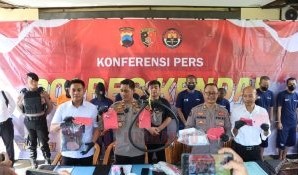 Satreskrim Polres Kendal menunjukkan barang bukti pada pengungkapan kasus Kekerasan Seksual Anak. (dok Istimewa)