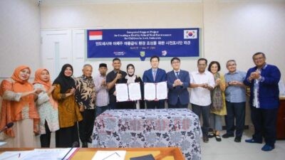 MOMEN: Penandatanganan LoI (Letter of Intent/kehendak kerjasama) dilakukan oleh Wali Kota Banda Aceh, Illiza Sa’aduddin Djamal, dan Wakil Direktur KAHP, Mr. Hyun Seung Kim, di Pendopo Wali Kota Banda Aceh, Minggu (27/4/2025). (Foto: Istimewa)