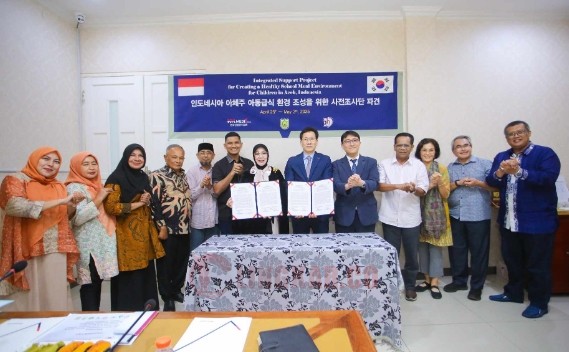 MOMEN: Penandatanganan LoI (Letter of Intent/kehendak kerjasama) dilakukan oleh Wali Kota Banda Aceh, Illiza Sa’aduddin Djamal, dan Wakil Direktur KAHP, Mr. Hyun Seung Kim, di Pendopo Wali Kota Banda Aceh, Minggu (27/4/2025). (Foto: Istimewa)