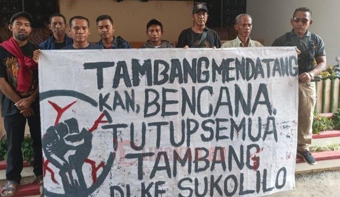 Puluhan warga yang tergabung dalam aliansi "Sukolilo Bangkit” kembali mendatangi Kantor DPRD Pati pada Senin (28/4/2025).  Foto: Miftah/Lingkar.co