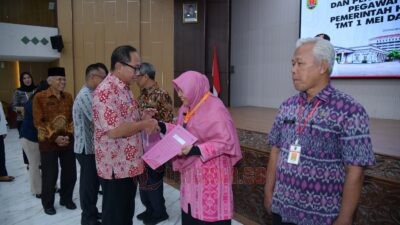 Wakil Wali Kota Semarang, Iswar Aminuddin serahkan Surat Keputusan (SK) Pensiun kepada para PNS. (dok Pemkot Semarang)