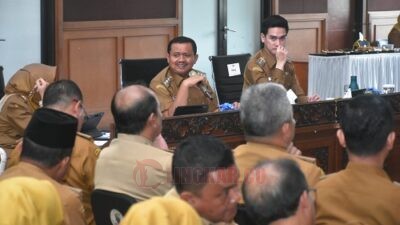 Sekda Tuti Ruswati saat Rakor Penyelenggaraan Pemerintahan Daerah Tahun 2025 di Aula Tampomas Setda, Selasa (8/4/2025). Foto: dokumentasi Pemkab Sumedang