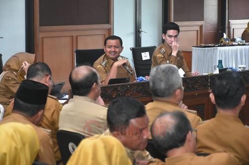 Sekda Tuti Ruswati saat Rakor Penyelenggaraan Pemerintahan Daerah Tahun 2025 di Aula Tampomas Setda, Selasa (8/4/2025). Foto: dokumentasi Pemkab Sumedang