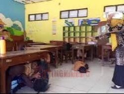 Edukasi Situasi Darurat, Siswa SD N 2 Gemuh Sigap Berlindung Saat Terjadi Gempa