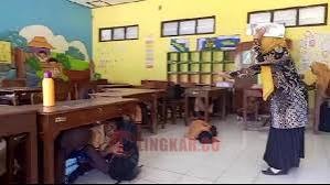 Simulasi penanganan gempa di SD N 2 Gemuh. (dok Istimewa)