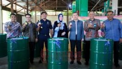 MEMBANGGAKAN: Wali Kota Banda Aceh, Illiza Sa’aduddin Djamal menghadiri acara Pelepasan Ekspor Minyak Nilam Aceh ke Prancis yang digagas oleh Atsiri Research Center (ARC) Universitas Syiah Kuala. (Foto: Istimewa)