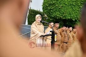 Wali Kota Banda Aceh, Illiza Sa’aduddin Djamal, kembali menegaskan pentingnya penerapan kawasan bebas asap rokok di lingkungan Pemerintah Kota Banda Aceh. Penegasan ini disampaikan saat memimpin Apel Gabungan Aparatur Sipil Negara (ASN) yang digelar di halaman Balai Kota Banda Aceh, Senin (14/4/2025). (Foto: Istimewa)