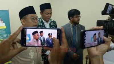 Ketua PWNU Jateng, KH Abdul Ghafar Razin bersama ketua LP Ma'arif NU Jateng, perwakilan BRCC saat jumpa pers seusai penandatanganan MoU di MAJT, Senin (14/4/225) siang. Foto: istimewa