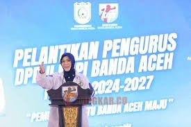 HADIR: Wali Kota Banda Aceh, Illiza Sa’aduddin Djamal menghadiri pelantikan pengurus DPD II KNPI Kota Banda Aceh yang digelar di Amel Convetion Hall, Lamteh, Banda Aceh, Jumat, (25/4/2025) malam. (Foto: Istimewa)
