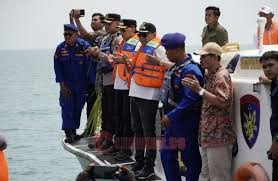 Bupati Pati Sudewo menghadiri acara sedekah laut di Tempat Pelelangan Ikan (TPI) Unit II, Desa Bajomulyo, Kecamatan Juwana, Minggu (13/4/2025). Foto: Istimewa/Humas.