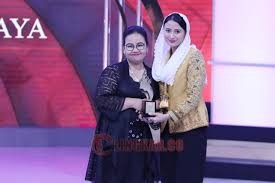 Wali Kota Semarang, Agustina Wilujeng Pramestuti terima penghargaan Anugerah Puspa Bangsa. (dok Pemkot Semarang)